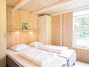 House | 4 bedrooms, individually furnished, bed sheets - 6 Person Holiday Home in Blavand (Blavand)
