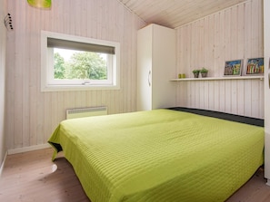 3 bedrooms, cribs/infant beds
