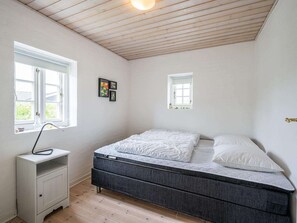 4 bedrooms, individually furnished, bed sheets