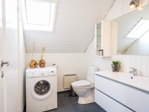 Bathroom - 6 Person Holiday Home on a Holiday Park in Ringkøbing (Ringkobing)