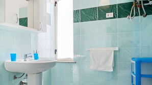 Shower, towels - Pleasant Holiday Home in Santa Maria del Focallo With Pool (Ispica)