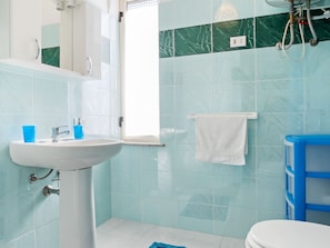 Buồng tắm vòi sen, khăn tắm 