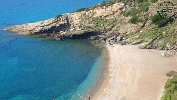 A coastal landscape with a beach and rocky cliffs. - Holiday Home in Cortona (Cortona)
