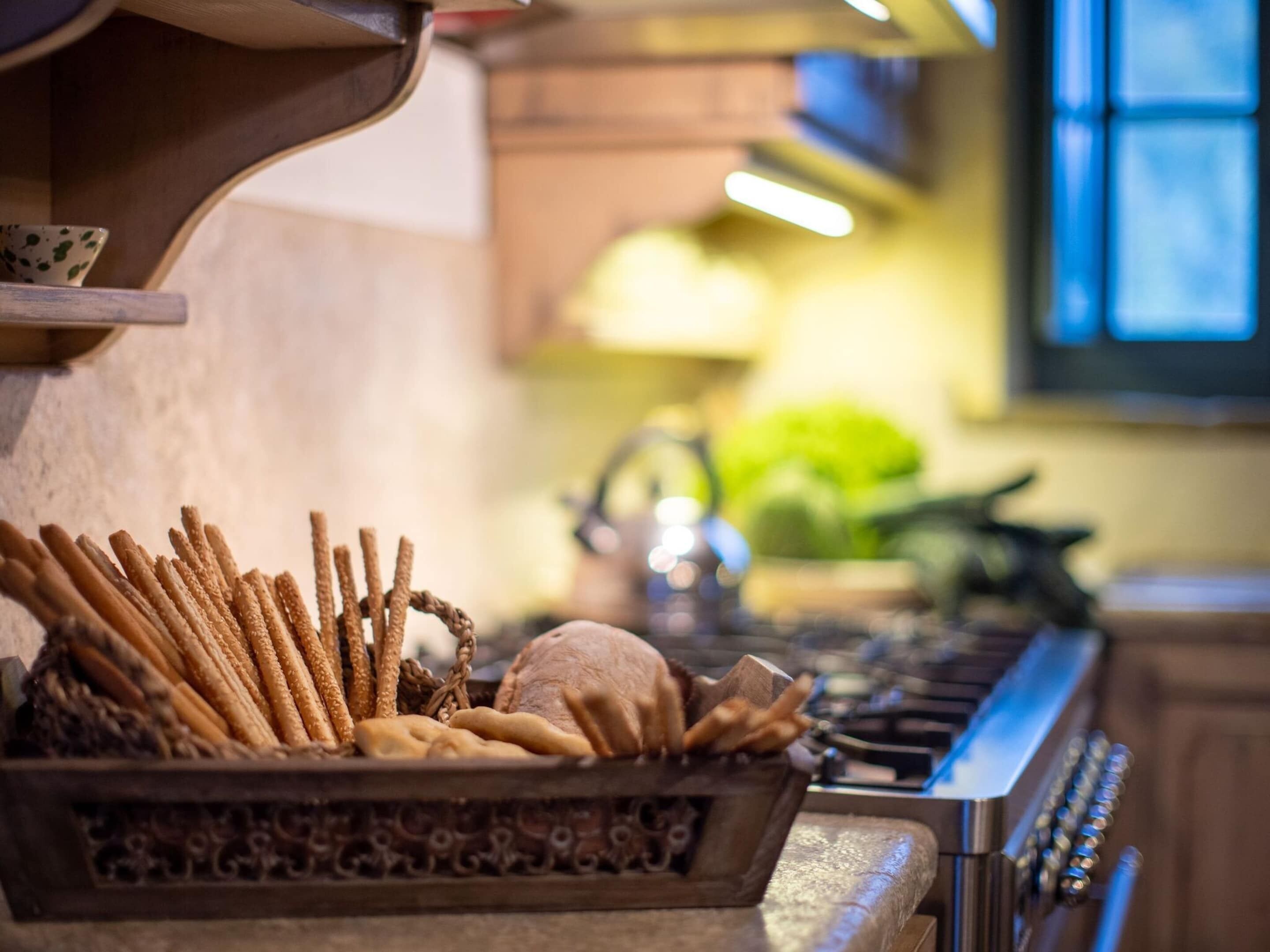 Una encimera de cocina con diversas opciones de panadería y una tetera.