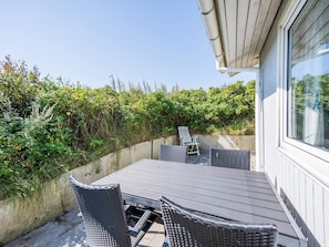 Outdoor dining - 6 Person Holiday Home in Henne (Henne)