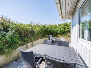 House | Outdoor dining - 6 Person Holiday Home in Henne (Henne)