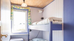 A bunk bed room with a desk and a window. - 6 Person Holiday Home in Henne (Henne)