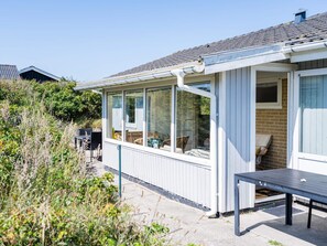 House | Outdoor dining - 6 Person Holiday Home in Henne (Henne)