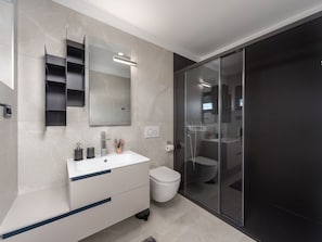 Bathtub, towels