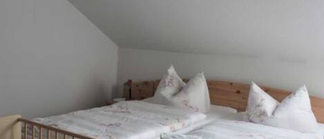 2 bedrooms, travel crib