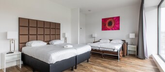 วิลล่าหรูใหม่เอี่ยมในสวนขนาดเล็ก