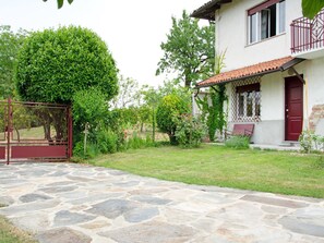 House | Exterior - Rustic Moncucco Village Retreat (Moncucco Torinese)