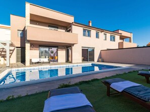 Exterior - Villa in Valbandon With Private Pool (Fazana)