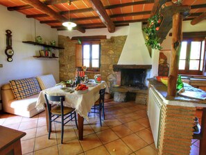 Dining - Striking Farmhouse, Ortignano (Ortignano Raggiolo)