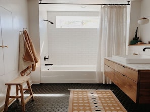 Bathtub, towels