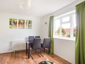 Dining - Inviting Apartment in Birmingham near Cannon Hill Park (Birmingham)