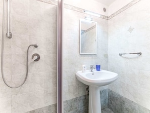 Shower, hair dryer, towels - Holiday Home 50 Meters From the sea on the bay of Taormina (Letojanni)