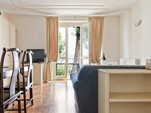 House | 1 bedroom, individually furnished, Internet, bed sheets - Residence Located on the Shores of Lake Maggiore (Meina)