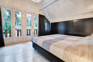 2 عدّة غرف نوم وطراز فريد لكل وحدة وملاءات أسرّة