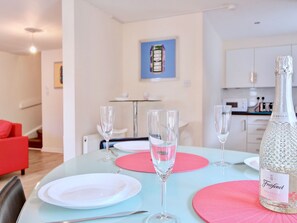 Dining - Flamboyant Cottage in Paisley near Gleniffer Braes Park (Paisley)