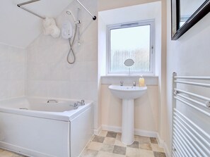 Shower, towels - Flamboyant Cottage in Paisley near Gleniffer Braes Park (Paisley)