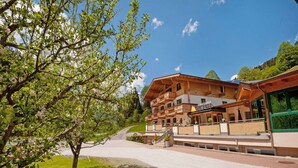 Exterior - Ravishing Apartment in Saalbach with Sauna near Ski Slopes (Saalbach-Hinterglemm)