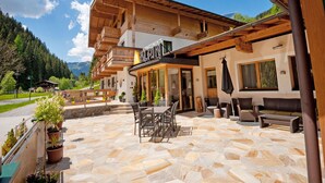 Balcony - Ravishing Apartment in Saalbach with Sauna near Ski Slopes (Saalbach-Hinterglemm)