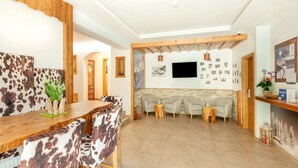 Dining - Ravishing Apartment in Saalbach with Sauna near Ski Slopes (Saalbach-Hinterglemm)
