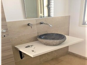 Villa | Bathroom | Shower, hair dryer, shampoo - Belvilla by OYO Homely Villa in Noto With Terrace (Noto)