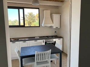 Villa | Private kitchen | Cookware/dishes/utensils - Belvilla by OYO Homely Villa in Noto With Terrace (Noto)