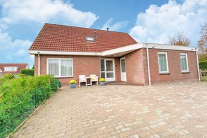 House | Exterior - Captivating Holiday Home in Zeewolde near Forest (Zeewolde)