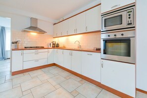 House | Private kitchen | Oven, highchair - Captivating Holiday Home in Zeewolde near Forest (Zeewolde)