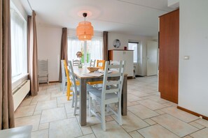 House | Dining - Captivating Holiday Home in Zeewolde near Forest (Zeewolde)
