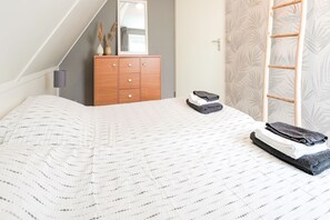 House | 4 bedrooms, bed sheets - Captivating Holiday Home in Zeewolde near Forest (Zeewolde)