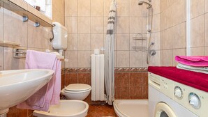Shower, hair dryer, towels - Apartment on the Ground Floor of a Family House, Banjole, Medulin (Medulin)