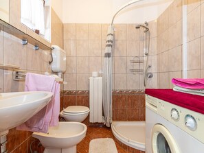 Shower, hair dryer, towels - Apartment on the Ground Floor of a Family House, Banjole, Medulin (Medulin)