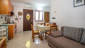 Living room - Apartment on the Ground Floor of a Family House, Banjole, Medulin (Medulin)