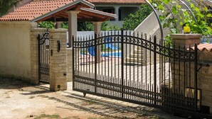 Exterior - Apartment on the Ground Floor of a Family House, Banjole, Medulin (Medulin)