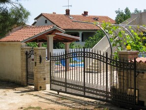 Exterior - Apartment on the Ground Floor of a Family House, Banjole, Medulin (Medulin)