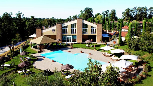 A hotel with a swimming pool, outdoor seating, and a well-maintained garden. - Cozy Tuscan Getaway (Fucecchio)