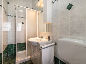 Shower, towels - Studio Apartment With Pool in a Quiet Part of Rovinj (Rovinj)