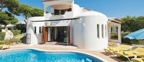 من حمّامات السباحة المغطاة، حمّام سباحة خارجي