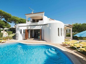 A two-story white villa with a swimming pool, a covered patio, and a garden. - Modern Holiday Home in Quarteira With Swimming Pool (Loulé)