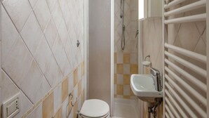 A bathroom with a shower, toilet, and sink. - Farmhouse in Monticiano Near Petriolo Spa (Monticiano)