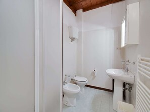 House | Bathroom | Towels - Farmhouse in Tuscany Near Petriolo Spa (Monticiano)