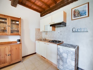 House | Dapur peribadi | Cerek elektrik, kerusi tinggi