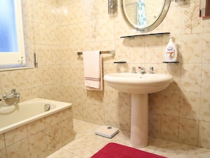 House | Bathroom | Combined shower/tub, towels