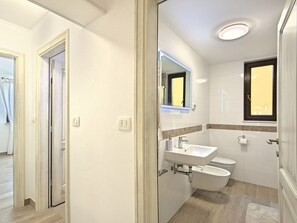 Shower, towels