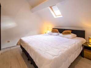 A bedroom with a large bed, a skylight, and a bedside lamp. - Elegant Holiday Home in Nieuwpoort near Beach (Nieuwpoort)