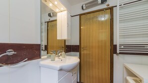 Bathroom - Detached Villa With Private Pool Near the Charming Village Vodnjan (Vodnjan)